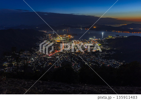 日本 広島県呉市栃原町にある灰ヶ峰の展望台から望む呉の市街地の夜景と瀬戸内海 日本 広島県呉市栃原町にある灰ヶ峰の展望台から望む呉の市街地の夜景と瀬戸内海 135911483