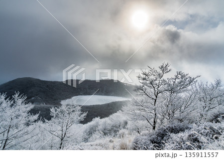 樹氷が光る赤城山地蔵岳登山道から完全氷結の小沼 樹氷が光る赤城山地蔵岳登山道から完全氷結の小沼 135911557