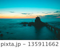 日本の美しい海と夜明け前の空 135911662