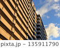 夕日に照らされる高層マンションの外観 135911790