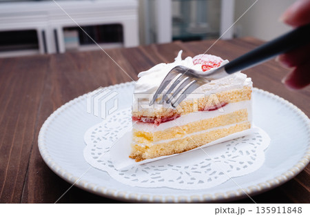 ショートケーキを食べる 贅沢時間 ショートケーキを食べる 贅沢時間 135911848