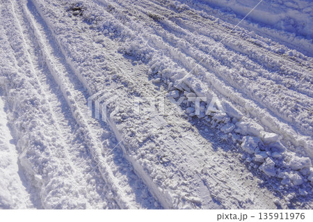 大雪が降った後の生活道路（北海道札幌市・2026年1月末 135911976