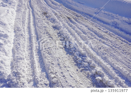 大雪が降った後の生活道路(北海道札幌市・2026年1月末 大雪が降った後の生活道路(北海道札幌市・2026年1月末 135911977
