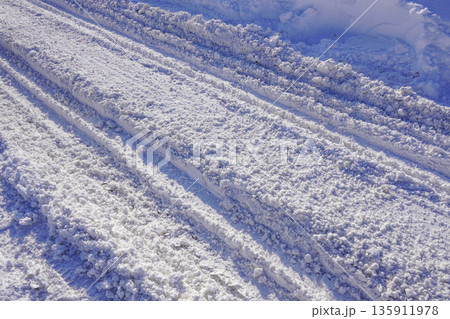 大雪が降った後の生活道路（北海道札幌市・2026年1月末 135911978