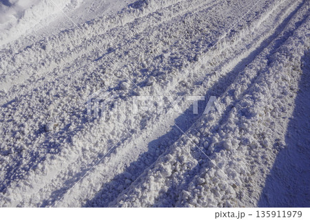 大雪が降った後の生活道路（北海道札幌市・2026年1月末 135911979