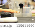 ネイルの練習をするハンドマネキン 135911990