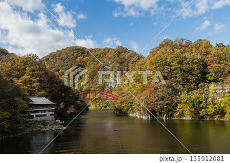 日本　広島県庄原市東城町にある帝釈峡　神龍湖に流入する帝釈川にかかる桜橋と紅葉 135912081