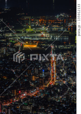 日本 広島県呉市栃原町にある灰ヶ峰の展望台から望む呉の市街地の夜景と瀬戸内海 日本 広島県呉市栃原町にある灰ヶ峰の展望台から望む呉の市街地の夜景と瀬戸内海 135912133