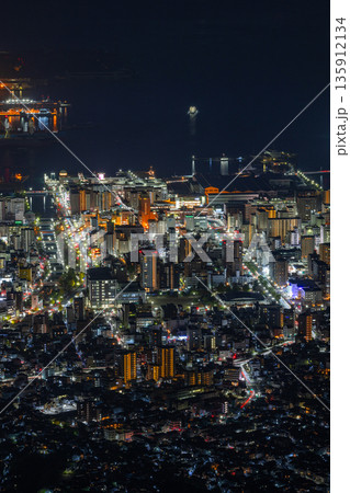 日本　広島県呉市栃原町にある灰ヶ峰の展望台から望む呉の市街地の夜景と瀬戸内海 135912134
