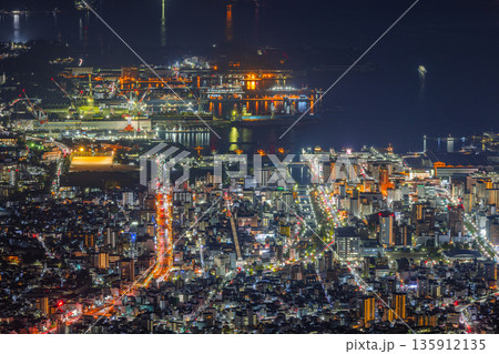 日本　広島県呉市栃原町にある灰ヶ峰の展望台から望む呉の市街地の夜景と瀬戸内海 135912135