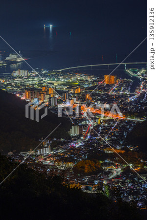 日本　広島県呉市栃原町にある灰ヶ峰の展望台から望む阿賀マリノ大橋の夜景と瀬戸内海 135912136
