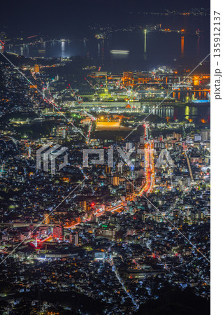 日本 広島県呉市栃原町にある灰ヶ峰の展望台から望む呉の市街地の夜景と瀬戸内海 日本 広島県呉市栃原町にある灰ヶ峰の展望台から望む呉の市街地の夜景と瀬戸内海 135912137