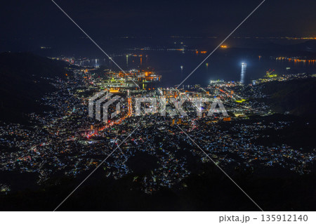 日本 広島県呉市栃原町にある灰ヶ峰の展望台から望む呉の市街地の夜景と瀬戸内海 日本 広島県呉市栃原町にある灰ヶ峰の展望台から望む呉の市街地の夜景と瀬戸内海 135912140