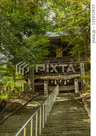 日本 広島県三原市八幡町にある御調八幡宮の山門 日本 広島県三原市八幡町にある御調八幡宮の山門 135912633