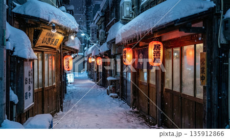 路地裏の情緒と雪あかり 135912866
