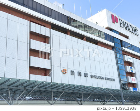青空が広がる静岡駅北口の駅舎外観 青空が広がる静岡駅北口の駅舎外観 135912938
