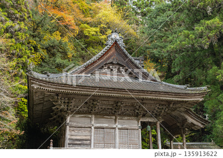 日本 広島県庄原市東城町にある帝釈峡 上帝釈にある石雲山永明寺と紅葉した木々 日本 広島県庄原市東城町にある帝釈峡 上帝釈にある石雲山永明寺と紅葉した木々 135913622
