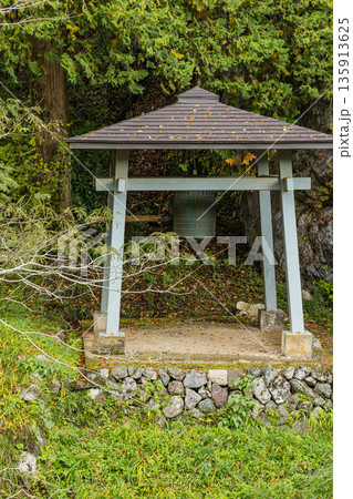 日本　広島県庄原市東城町にある帝釈峡　上帝釈にある賽の河原近くの鐘楼 135913625
