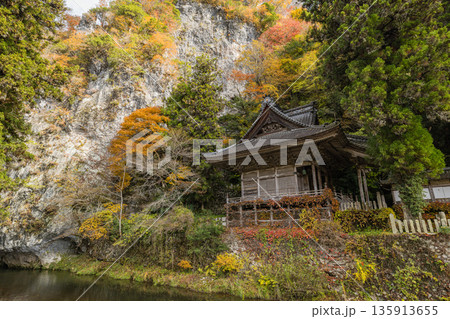 日本　広島県庄原市東城町にある帝釈峡　上帝釈にある石雲山永明寺と紅葉した木々 135913655