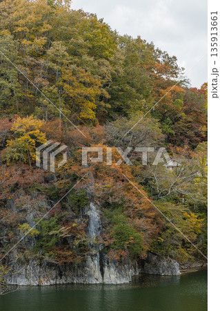 日本 広島県庄原市東城町にある帝釈峡 ダム湖である神龍湖と紅葉した木々 日本 広島県庄原市東城町にある帝釈峡 ダム湖である神龍湖と紅葉した木々 135913661