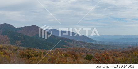日本 岡山県真庭市蒜山にある鬼女台展望台から眺める蒜山三座と紅葉 日本 岡山県真庭市蒜山にある鬼女台展望台から眺める蒜山三座と紅葉 135914003