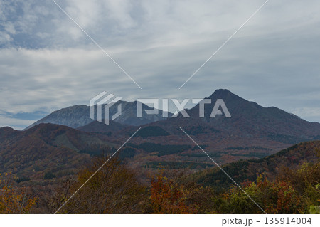 日本　 岡山県真庭市蒜山にある鬼女台展望台から眺める奥大山と烏ヶ山と紅葉 135914004