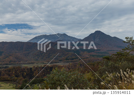 日本　 岡山県真庭市蒜山にある鬼女台展望台から眺める奥大山と烏ヶ山と紅葉 135914011