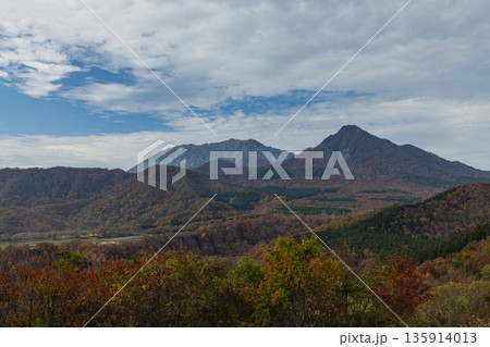 日本　 岡山県真庭市蒜山にある鬼女台展望台から眺める奥大山と烏ヶ山と紅葉 135914013