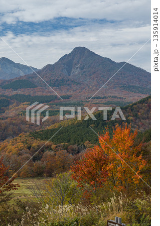 日本 岡山県真庭市蒜山にある鬼女台展望台から眺める奥大山と烏ヶ山と紅葉 日本 岡山県真庭市蒜山にある鬼女台展望台から眺める奥大山と烏ヶ山と紅葉 135914014