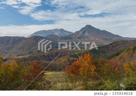 日本　 岡山県真庭市蒜山にある鬼女台展望台から眺める奥大山と烏ヶ山と紅葉 135914018