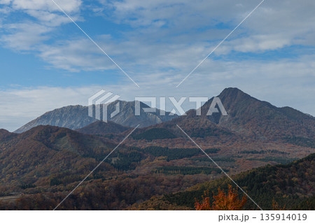 日本 岡山県真庭市蒜山にある鬼女台展望台から眺める奥大山と烏ヶ山と紅葉 日本 岡山県真庭市蒜山にある鬼女台展望台から眺める奥大山と烏ヶ山と紅葉 135914019
