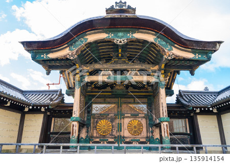 京都市 東本願寺の菊門 京都市 東本願寺の菊門 135914154