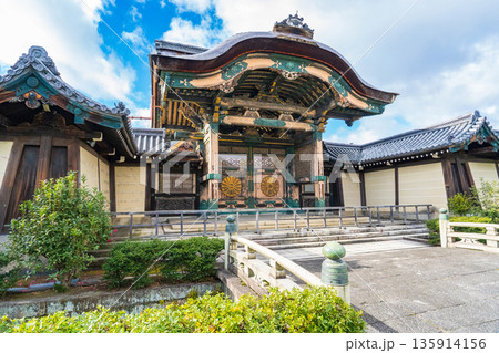 京都市 東本願寺の菊門 京都市 東本願寺の菊門 135914156