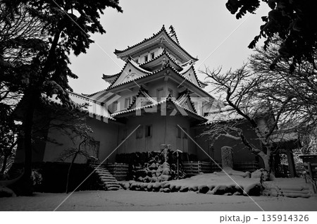 城内の天守閣と冠雪した風景（大垣城）モノクロ 135914326