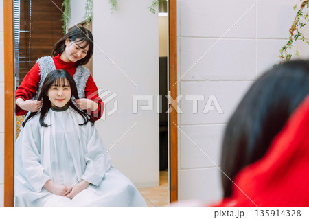 鏡越しにスタイリング　ヘアサロン 135914328