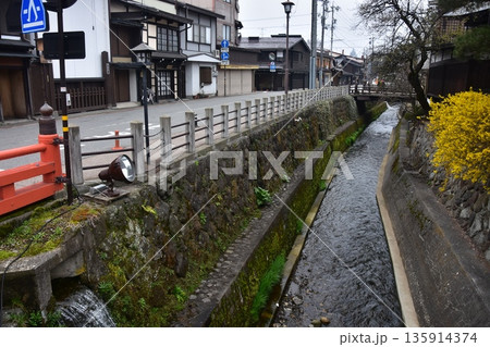 日本の岐阜県　高山市の古い町並　歴史を感じさせる古民家　春の高山祭期間中の朝の様子　市街を流れる小川 135914374