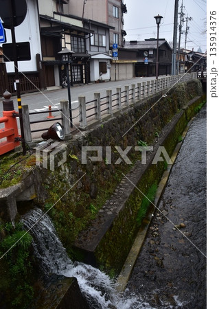 日本の岐阜県 高山市の古い町並 歴史を感じさせる古民家 春の高山祭期間中の朝の様子 市街を流れる小川 日本の岐阜県 高山市の古い町並 歴史を感じさせる古民家 春の高山祭期間中の朝の様子 市街を流れる小川 135914376