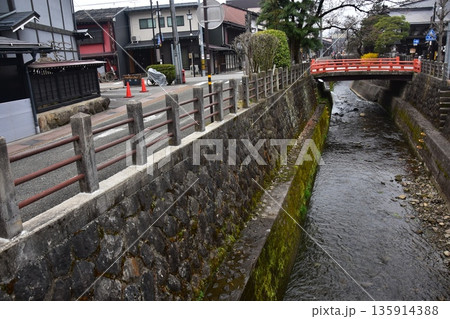 日本の岐阜県 高山市の古い町並 歴史を感じさせる古民家 春の高山祭期間中の朝の様子 市街を流れる小川 日本の岐阜県 高山市の古い町並 歴史を感じさせる古民家 春の高山祭期間中の朝の様子 市街を流れる小川 135914388