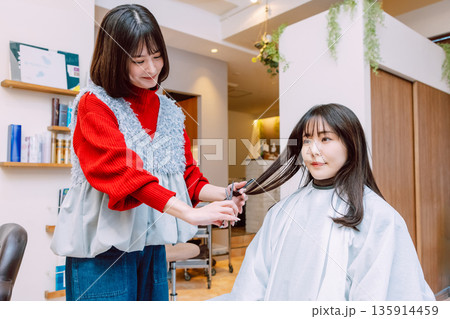 ヘアサロンで髪をカットする女性  135914459