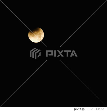 月食で欠けていく月 夜空の天体観測イメージ 月食で欠けていく月 夜空の天体観測イメージ 135914483