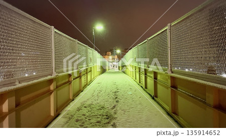 雪が降り積もった歩道橋 雪が降り積もった歩道橋 135914652