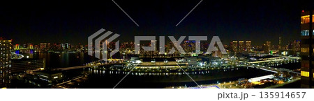 有明から望む東京湾岸の夜景パノラマ レインボーブリッジ 有明から望む東京湾岸の夜景パノラマ レインボーブリッジ 135914657