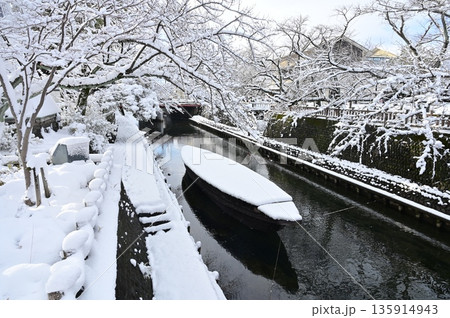水門川の大垣船町川湊の雪景色（岐阜県大垣市） 135914943