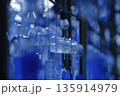 涼しげに揺れる青い江戸風鈴 135914979
