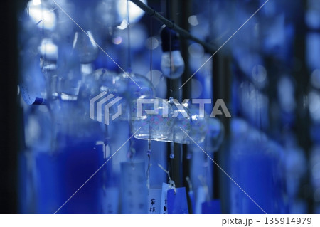 涼しげに揺れる青い江戸風鈴 135914979