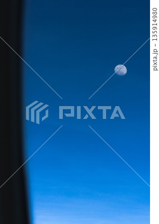 飛行機からの景色　昼間　月 135914980