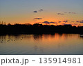 水面に映る夕焼け空 日本の静かな夕景風景 135914981