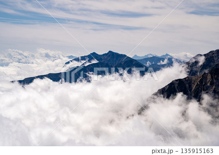 小蓮華山から見る後立山連峰の鹿島槍ヶ岳 白馬大池~北アルプス白馬岳縦走登山 小蓮華山から見る後立山連峰の鹿島槍ヶ岳 白馬大池~北アルプス白馬岳縦走登山 135915163