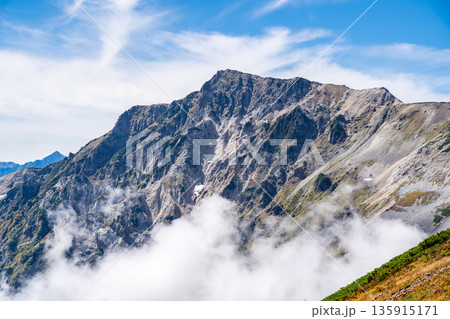 小蓮華山から見る後立山連峰の白馬岳　白馬大池～北アルプス白馬岳縦走登山 135915171