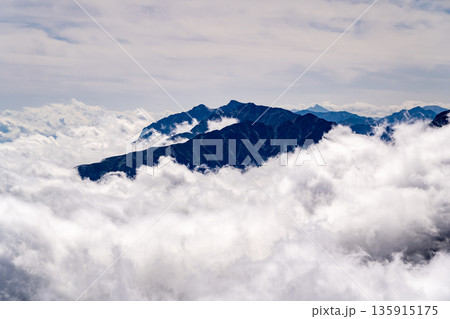 小蓮華山から見る後立山連峰の鹿島槍ヶ岳 白馬大池~北アルプス白馬岳縦走登山 小蓮華山から見る後立山連峰の鹿島槍ヶ岳 白馬大池~北アルプス白馬岳縦走登山 135915175